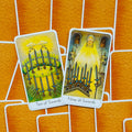 tarot kortos Dešimt kalavijų ir Devyni kalavijai, ryškios geltonos scenos ant oranžinių nugarėlių, parodytos iš viršaus