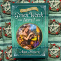Tarot kortos The Green Witch su žalia dėkle, Ann Moura autorystė, dangtelio iliustracija raganei, pilstančiai eliksyrą prie katilo