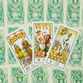 Tarot kortos (Puodeliai) 10, 9 ir 8 kortos atviros ir iliustruotos, parodytos išdėstytos ant žalsvo spaudinio fono
