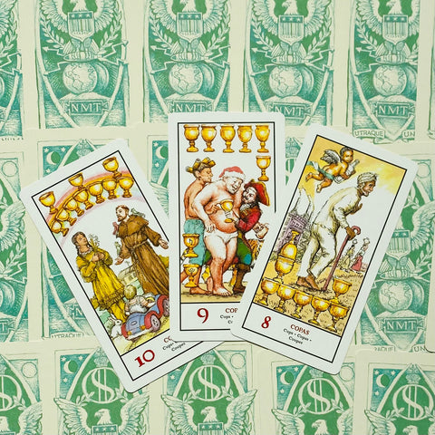 Tarot kortos (Puodeliai) 10, 9 ir 8 kortos atviros ir iliustruotos, parodytos išdėstytos ant žalsvo spaudinio fono