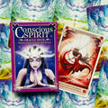 Conscious Spirit oracle kortų rinkinys, violetinė dėžutė su iliustruotu atverstu judesio tematikos korteliu, matomas pasvirusiu kampu