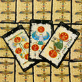 tarot kortos egiptų dizaino nugarėmis, trys atverstos Pentaklių kortos su raudonais ženklais