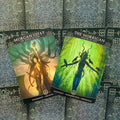 tarot kortos – dvi atverstos kortos žaliu ir gelsvu tonu, rodydamos Morgan Lefay ir The Morrigan dizainus, šiek tiek persidengiančios