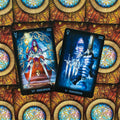tarot kortos — tamsiai mėlyna priekinė versija su VI ir V kardų kortomis, atverstos iš arti ant ornamentinio fono