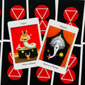 Tarot kortos su raudonomis ir juodomis nugarėlėmis, atverstos dvi kortos (Prince ir Princess of Wands) demonstruoja unikalų piešinį ir spalvas