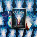 Cosmic Oracle kortos Nari Anastarsia su mėlynomis kosminėmis iliustracijomis, dėžutė centre ir atverstos kortos vėduoklė