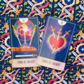 Tarot kortos su Keturių kardų ir Trijų kardų iliustracijomis, pateiktos ant spalvingo ornamentuoto nugarėlės fono