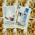 Tarot kortos katėmis, viršutinis kampas: dešinėje Four of Swords, kairėje Five of Swords ant ryškaus kačių akių fono