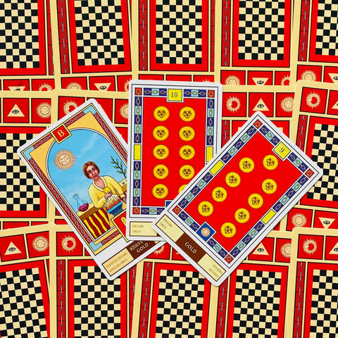 Tarot kortos su ryškiai raudonomis nugarėlėmis ir languotu piešiniu, trijų kortų išdėstymas su monetų rūšies kortomis