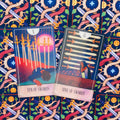 tarot kortos dviejų kortų išklotinė: Ten of Swords ir Nine of Swords atvertos ant mėlyno ornamentuoto fono
