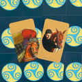 Tarot kortos, dvi atverstos kortos — Devyni lazdelės su vyru ir žirgu ir Dešimt lazdelės su sunkiu kroviniu ant mėlyno nugarėlių fono