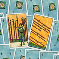 Tarot kortos Rider–Waite stiliaus — dvi kortos (IX ir VIII lazdelių) išdėstytos ant mėlyno nugarėlių fono