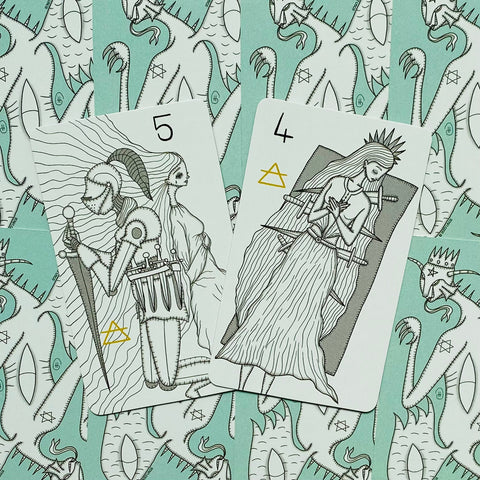 tarot kortos su juodai baltomis iliustracijomis (5 ir 4 kardai) ant žalsvos drakono raštuotos nugarėlės, rodo variantą ir detales