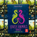 Lovely Animals oracle kortos tamsiai mėlyname dėkle (Helena de Almeida), 44 kortos, priekis su žalia ir rožine jūrų arklių iliustracija