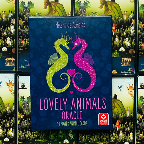 Lovely Animals oracle kortos tamsiai mėlyname dėkle (Helena de Almeida), 44 kortos, priekis su žalia ir rožine jūrų arklių iliustracija
