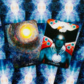 Tarot kortos dvi atverstos kortos "Hope" ir "Integrity" ant kosminio fono, skirtos intuityviems skaitymams