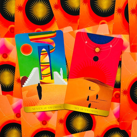tarot kortos ryškus komplektas — priešakinės Seven of Swords ir Six of Swords kortos ant oranžinės nugarėlės