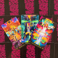 tarot kortos ryškios neoninės trys atviros kortos (Queen, Prince, Princess of Wands) ant juodo fono su rožiniais raštais