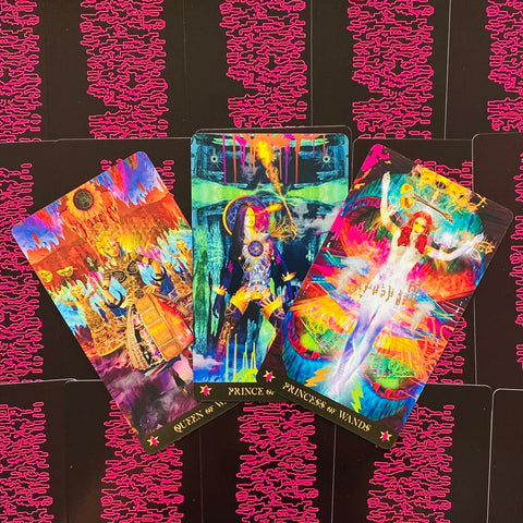 tarot kortos ryškios neoninės trys atviros kortos (Queen, Prince, Princess of Wands) ant juodo fono su rožiniais raštais