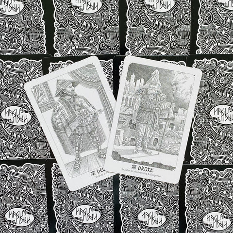 tarot kortos juodai baltos linijinės iliustracijos, dvi atverstos kortos (Brokk ir Del) ant ornamentinių nugarėlių fono