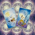 Tarot kortos su mėlynomis ir violetinėmis iliustracijomis, dvi kortos (Riteris taurėse, Puslapis taurėse) pasvirusios ant ornamentuotos nugarėlės