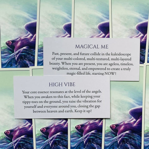 Inspiracinės kortelės su užrašais Magical Me ir High Vibe ant violetinės figūros fono, rodoma priekinė kompozicija