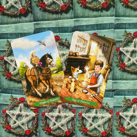 Tarot kortos – dvi atverstos Pentaklių kortos (Riteris ir Puslapis) ant žaliai dekoruoto nugarėlių fono, skirtos produktų galerijai