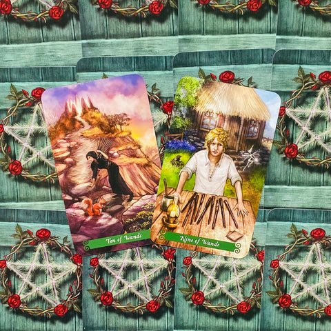 tarot kortos Ten of Wands ir Nine of Wands ant žalsvo rožių bei pentagramos fono, matomas kortų dizaino variantas