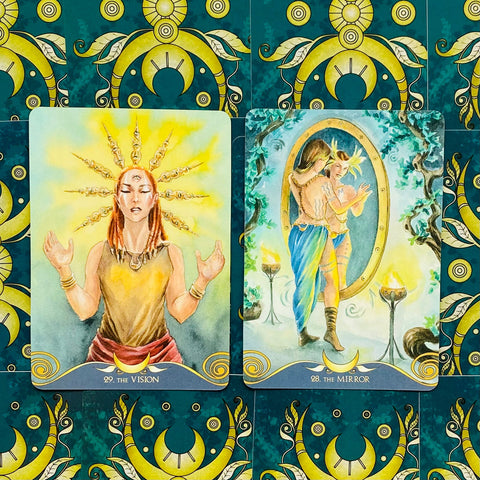 tarot kortos – dviejų kortų rinkinys: „The Vision“ su saulės aureole ir „The Mirror“ su veidrodžiu, šiltos geltonos ir mėlynos spalvos