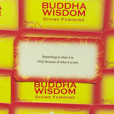 Kortų rinkinys Buddha Wisdom (Divine Feminine), geltonai-raudonas dėžutės dizainas ir atversta korta su angliška cita