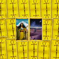 tarot kortos su geltona nugarėle, centre atverstos 10 (motina su Žeme) ir 8 (figūra dykumoje) kortos