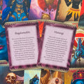Orakulo kortos dvi atviros Bagalamukhi ir Matangi kortos su violetiniais rėmeliais, parodytos iš priekio parduotuvės galerijoje