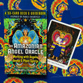 Orakulų kortos Amazonian Angel Oracle, spalvota dėžutė ant mėlyno fono su viena atversta korta dešinėje