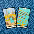 tarot kortos — du Wands kortų variantai: kairėje moteris su katinu mėlyname kostiume, dešinėje skriejančios lazdelės ant mėlyno labirinto fono