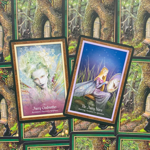 Kortos – du atviri fėjiški oracle kortų variantai (Faery Godmother ir The Faery Norn) ant dekoratyvios nugarėlės