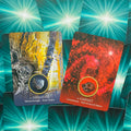 Oracle kortos, atverčiami priekio variantai: Hematite (geltonai‑juoda, šaknų čakrai) ir Garnet (raudona, širdies/sakrala).