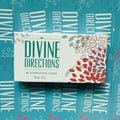 Įkvėpimo kortelės Divine Directions (Jade‑Sky), 40 kortelių balta dėžutė su spalvotais lapeliais, iš viršaus ant turkio fono