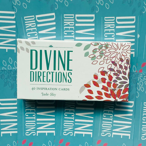 Įkvėpimo kortelės Divine Directions (Jade‑Sky), 40 kortelių balta dėžutė su spalvotais lapeliais, iš viršaus ant turkio fono