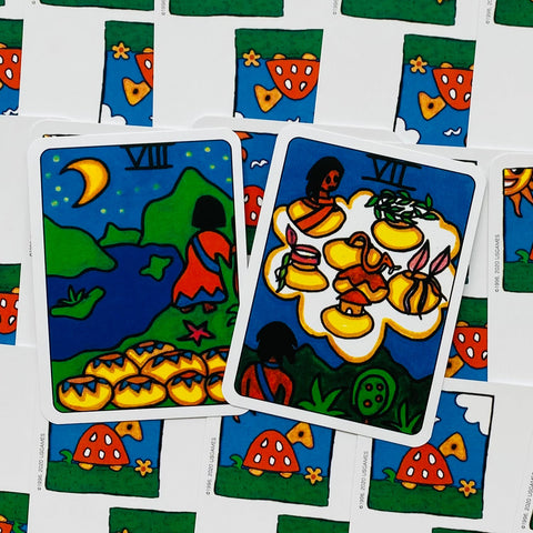 tarot kortos dviejų kortų rinkinys, spalvingos liaudiškos iliustracijos su mėnuliu, kalnais ir auksinėmis monetomis