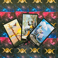 Tarot kortos — trijų kortų komplektas (Ace of Wands, Karalius, Kardų karalienė) atverstas ant mėnulio ir kosmoso raštuoto fono