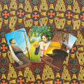 Tarot kortos – trys Pentaklių kortos (7, 9, 8) iš komplekto, kampu išdėstytos ant bordo‑aukso ornamentuotos nugarėlės