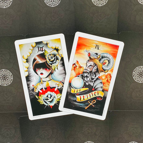tarot kortos moderniu tatuiruočių dizainu, dvi kortos (The Emperor oranžiniais tonais ir moters korta su rože), ant juodo raštuoto fono