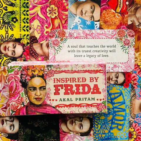 Muilas „Inspired by Frida“ Akal Pritam rožinės gėlių pakuotės priekinė dalis su įkvepiančia citata ir portretiniais koliažo elementais