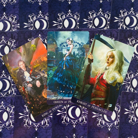 Tarot kortos su violetiniu simboliniu nugarėliu, trys priekinės kortos (Karalius, Karalienė, Riteris Pentaklių) su fentezi iliustracijomis