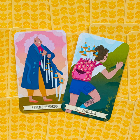tarot kortos su moderniomis šešių ir septynių kardų iliustracijomis, ryškūs spalvoti dizainai ir geltona nugarėlė
