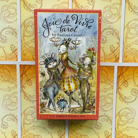 Tarot kortos Joie de Vivre, Paulina Cassidy iliustruota dėžutė su oranžiniu rėmu, priekinė pakuotės pusė, stilingas dėžės variantas
