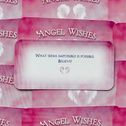Angel Wishes kortelė, rožinė priekinė versija su sparnų motyvu ir anglišku įkvėpiančiu tekstu "What seems impossible is possible. Believe!"