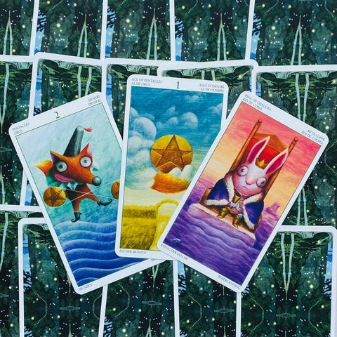 tarot kortos su spalvingomis pentaklių ir karaliaus iliustracijomis — lapė, auksinis pentaklis ir triušio karalius ant žalių nugarėlių