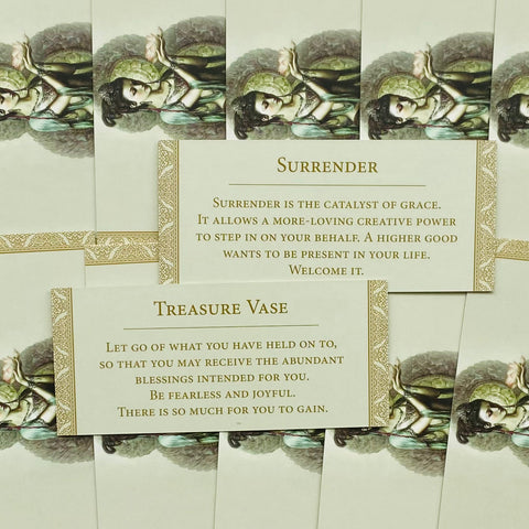 Orakulo kortos su "Surrender" ir "Treasure Vase" tekstais, auksine bordiūra ir moters iliustracija, artimas planas
