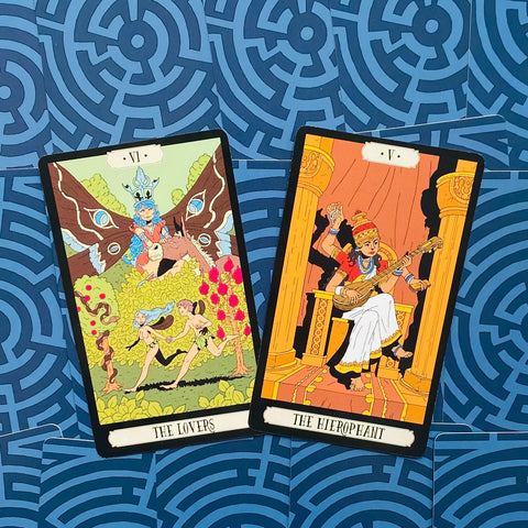 tarot kortos dviejų kortų komplektas: The Lovers ir The Hierophant ant mėlyno labirinto rašto fono